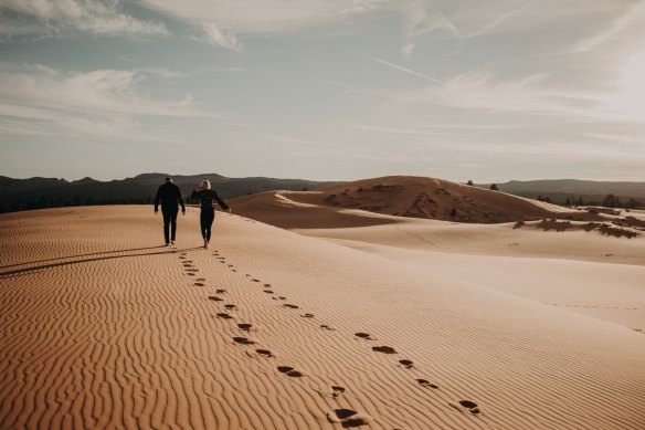 couple on sand dallin-hassard-1259896-unsplash